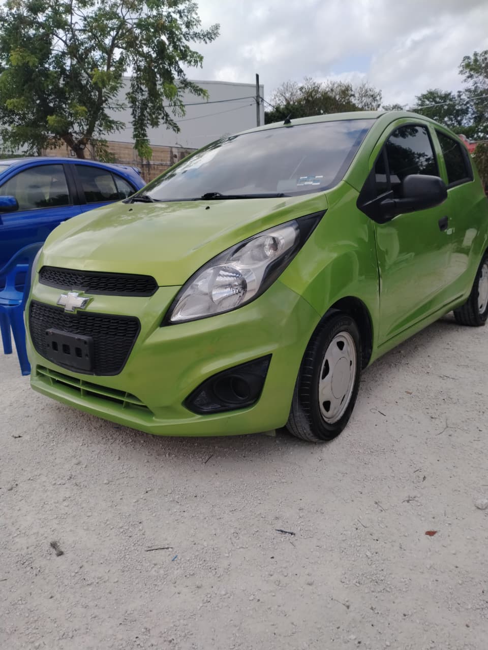 Compacto Chevrolet verde en lote de seminuevos